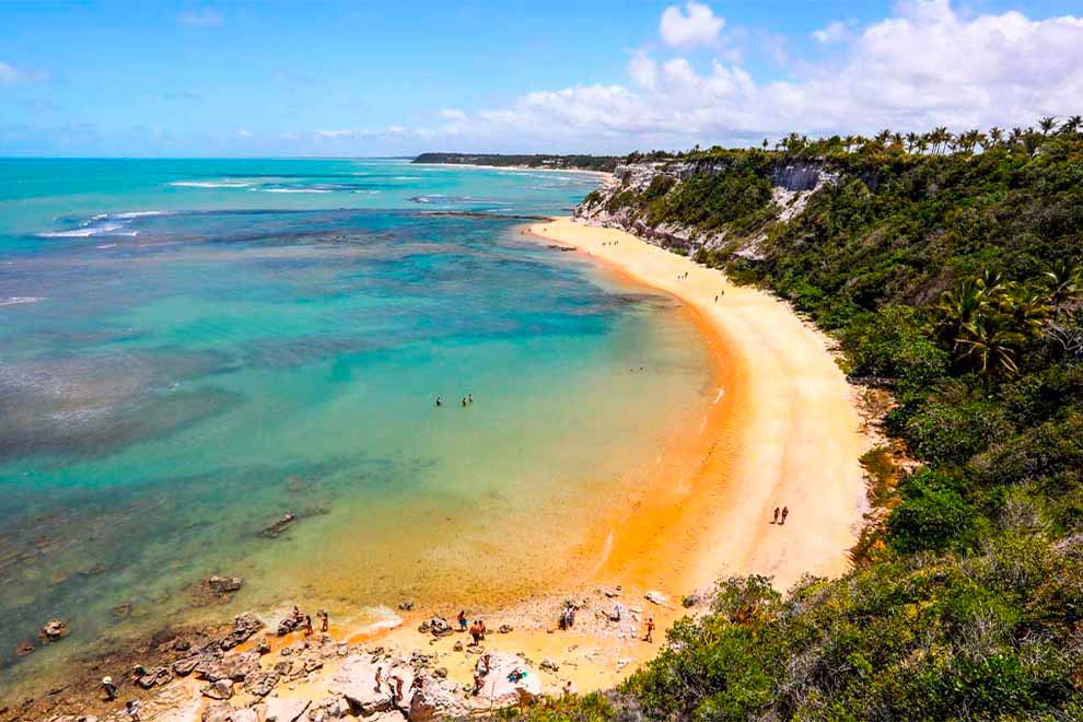 Praia deslumbrante com mar azul e areia dourada