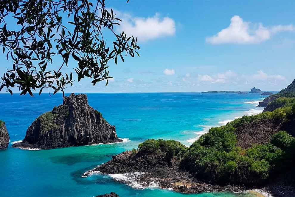 Praia de Fernando de Noronha com mar cristalino