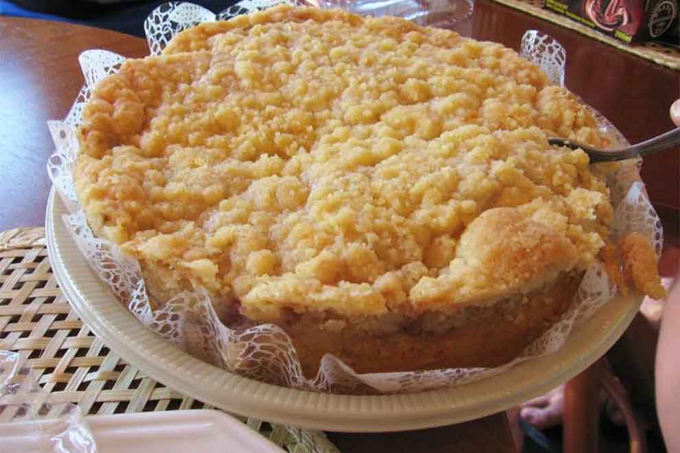 Bolo de farofa crocante com recheio saboroso