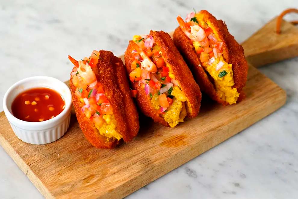 Trio de coxinhas recheadas com camarão e molho