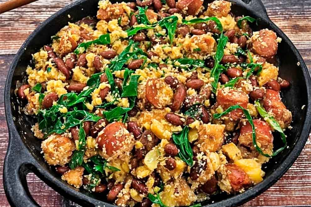 Prato de farofa com linguiça e couve