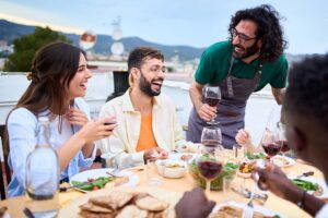 Amigos se divertindo em jantar ao ar livre