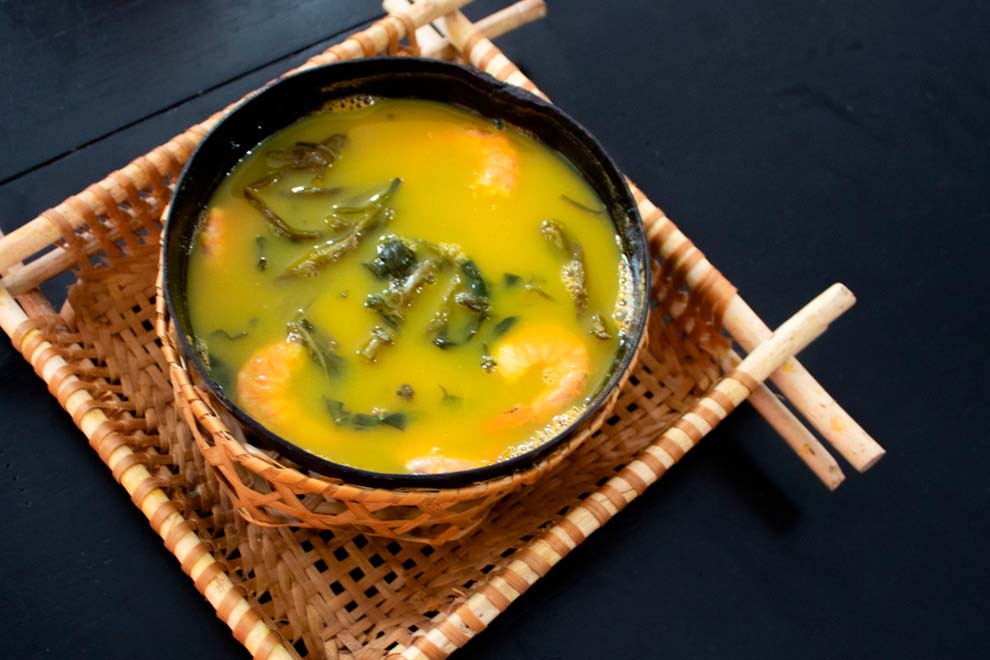 Sopa de legumes colorida em tigela de barro