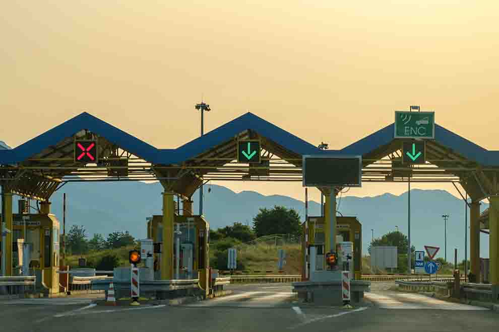 Ponto de pedágio com sinalização de entrada e saída