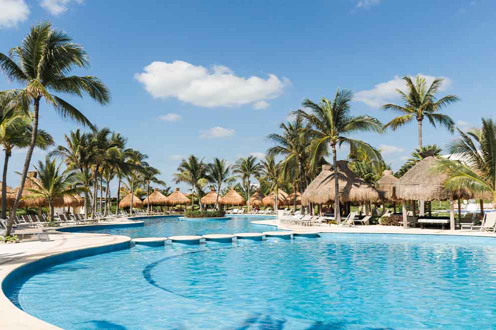 Piscina em resort tropical com palmeiras