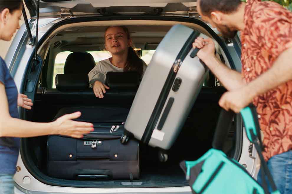 Pessoa carregando malas em um carro