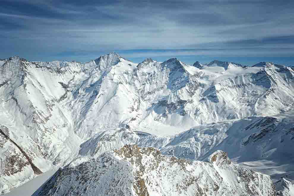 Vista panorâmica de montanhas cobertas de neve