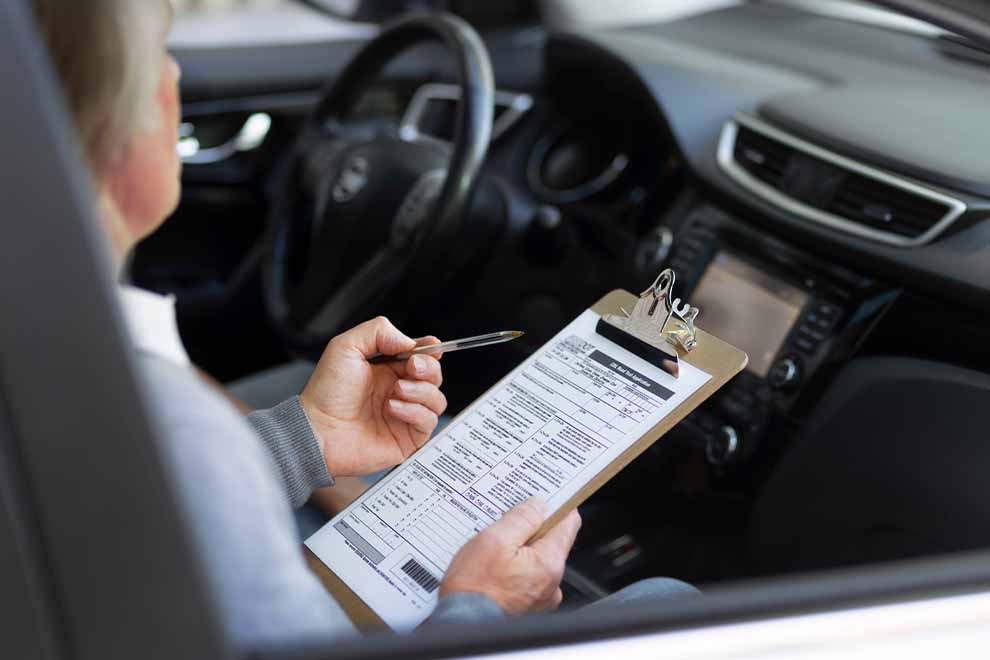 Pessoa analisando documento dentro de carro.