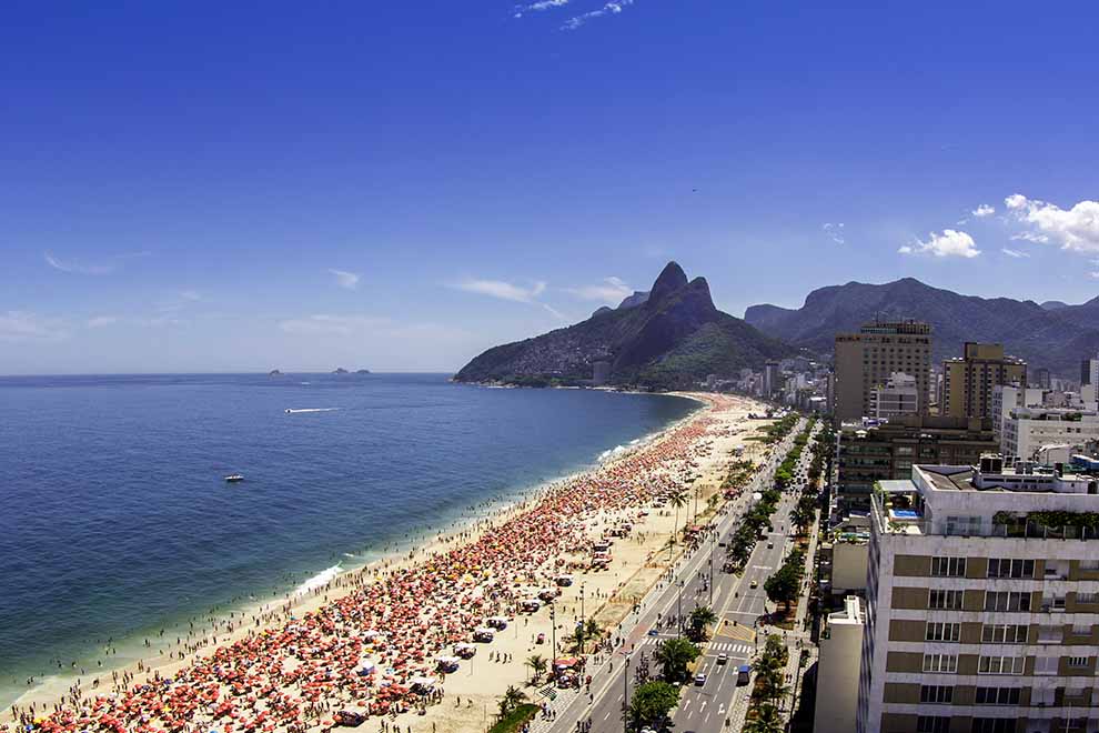 Praia de Ipanema com montanhas ao fundo