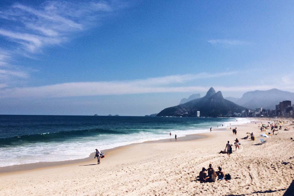 Praia do Rio de Janeiro com montanhas ao fundo