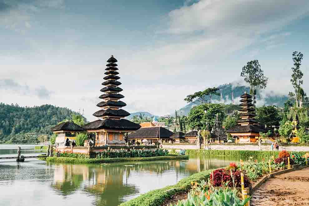 Templo em Bali refletido em lago sereno
