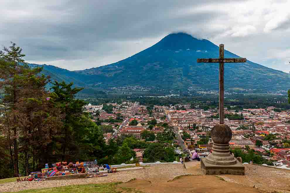 Vista panorâmica de cidade com montanha ao fundo