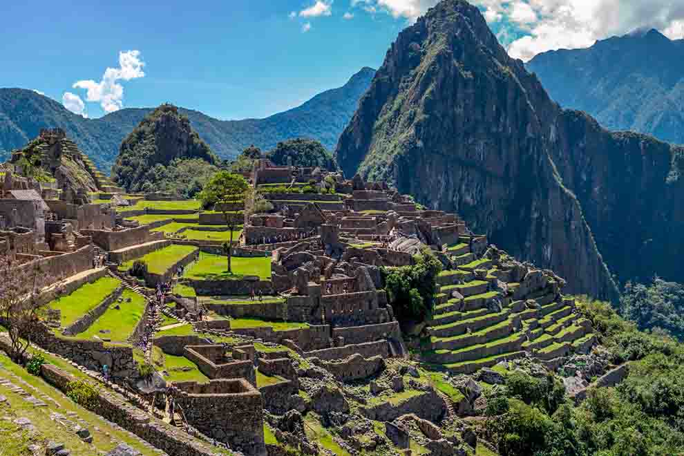 Vista panorâmica de Machu Picchu e montanhas ao fundo