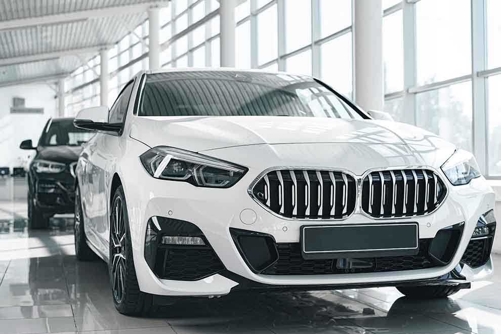 BMW branca em exposição com iluminação moderna