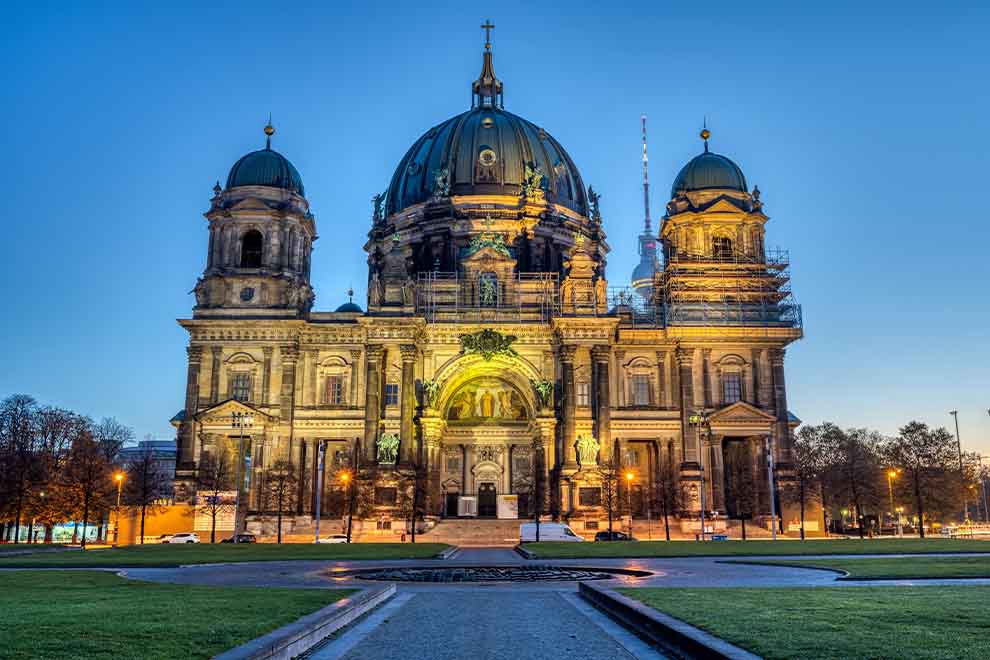 Catedral de Berlim iluminada ao amanhecer