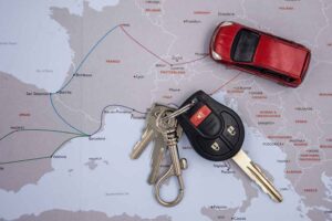 Chaves e carro em um mapa europeu
