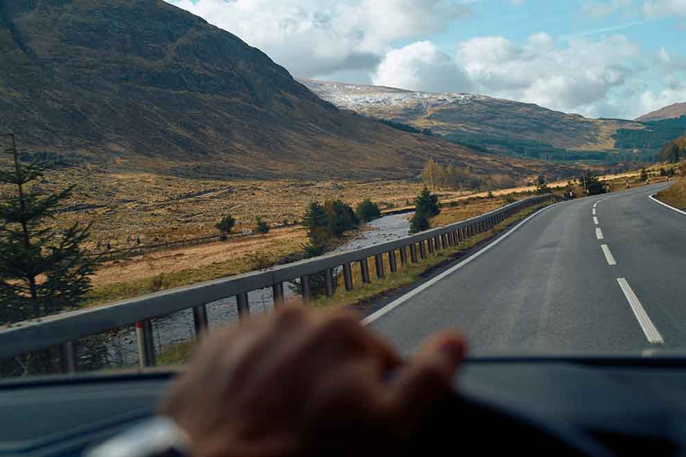 Estrada sinuosa em paisagem montanhosa