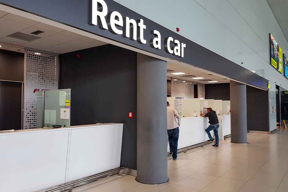 Balcão de aluguel de carros em aeroporto