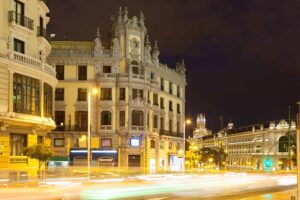 Edifícios históricos iluminados à noite na cidade