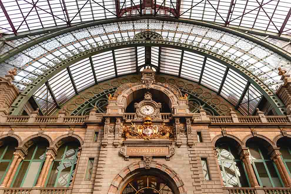 Fachada da estação de trem com design arquitetônico elegante
