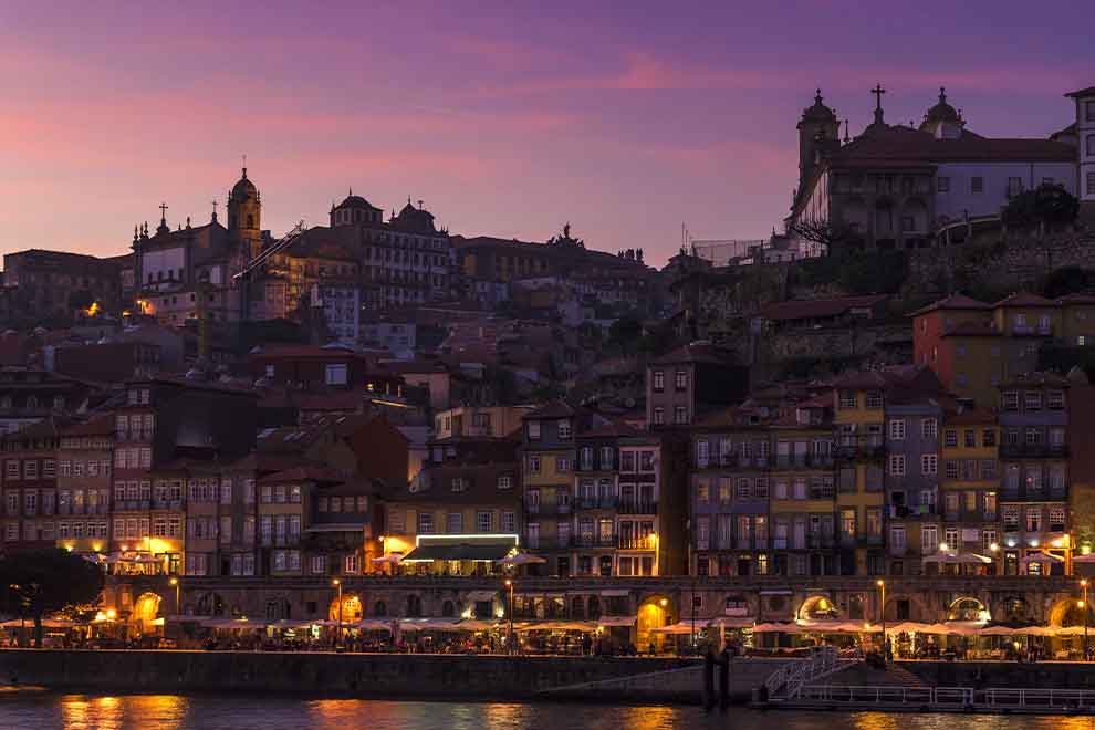 Vista noturna do Porto com iluminação colorida