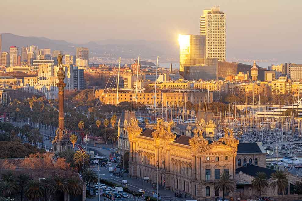 Vista panorâmica de Barcelona ao amanhecer