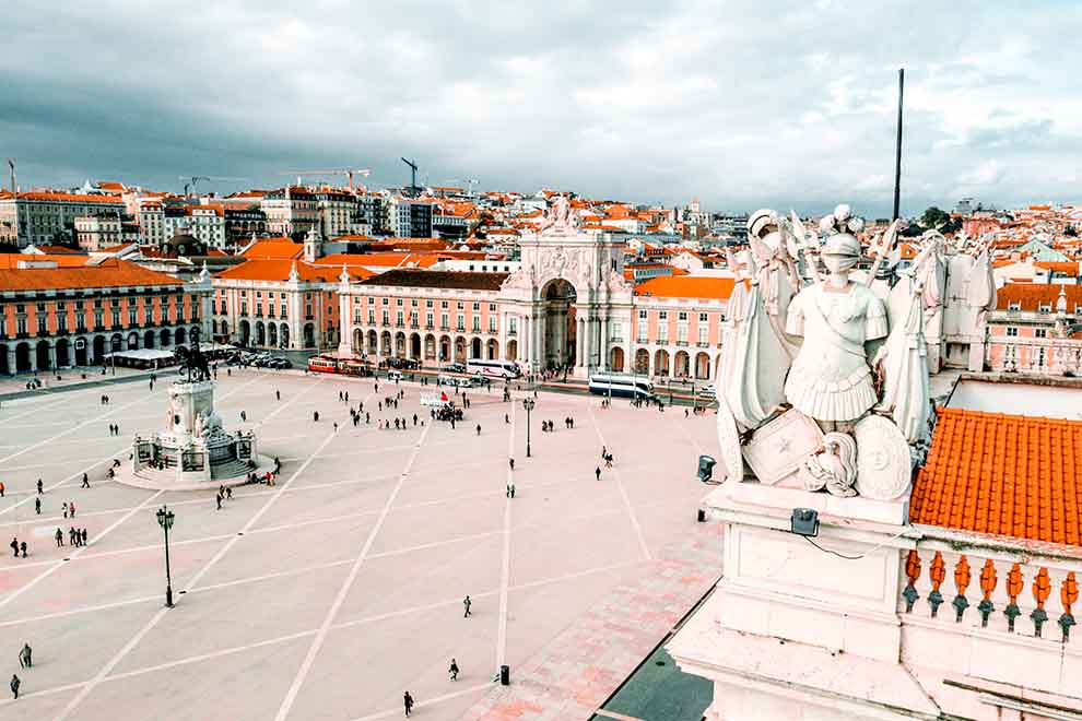 Vista da Praça do Comércio em Lisboa, Portugal.
