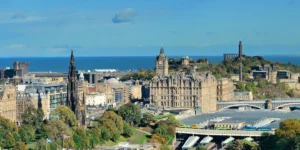 Vista panorâmica de Edimburgo com céu azul