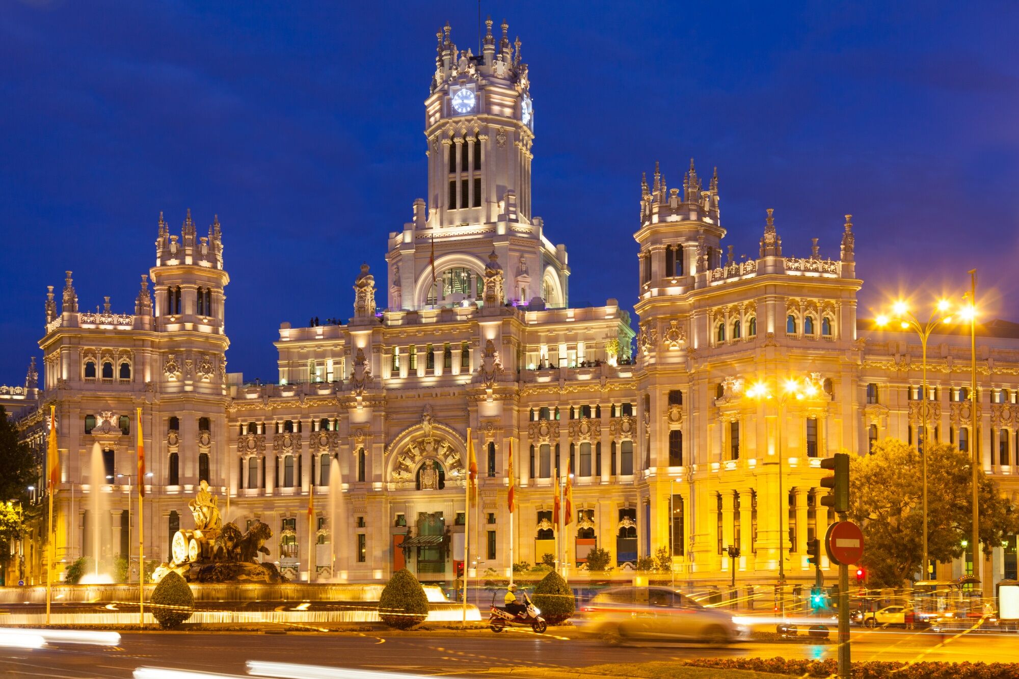 Edifício histórico de Madrid iluminado à noite