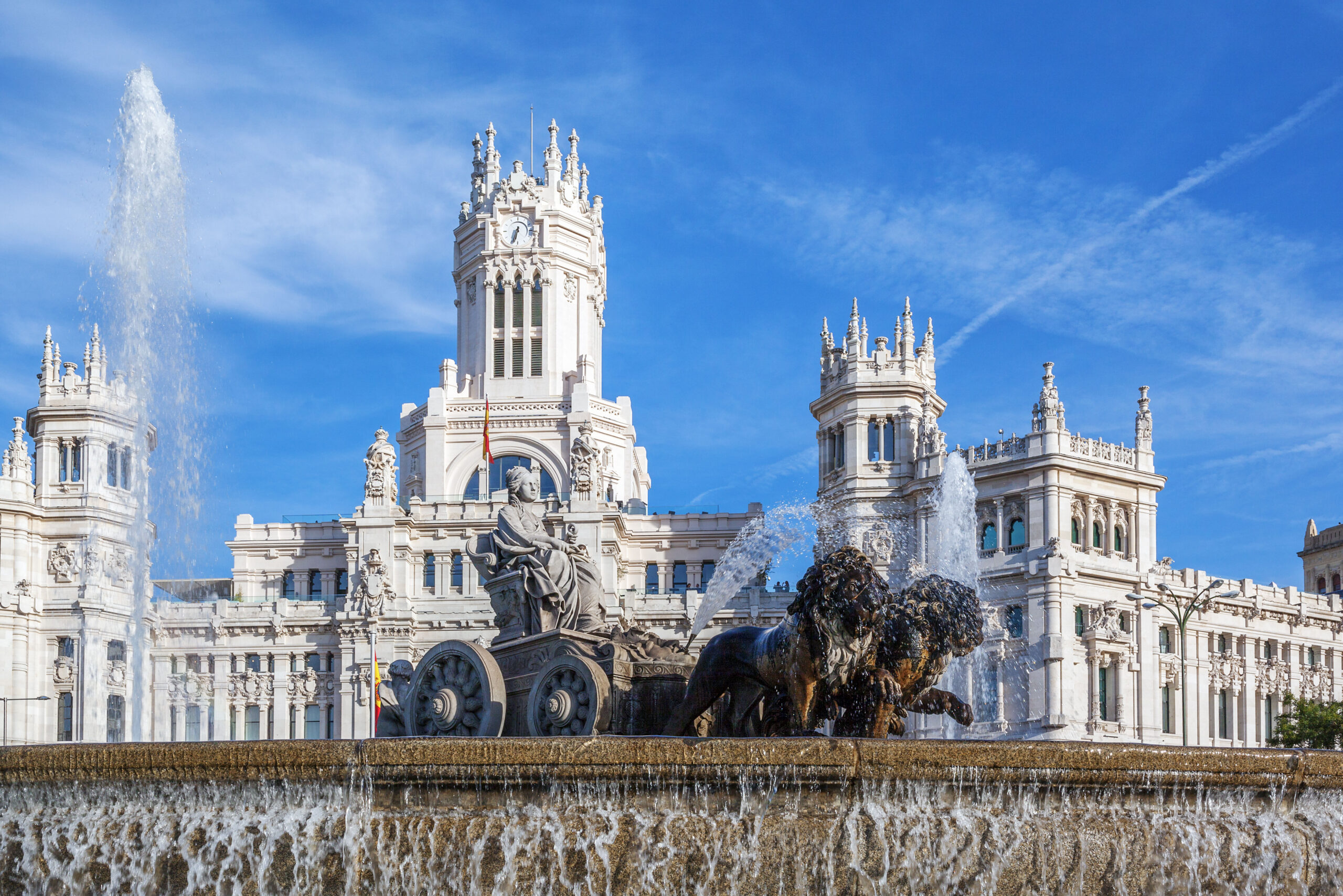Fonte histórica em Madrid com leões e arquitetura belíssima