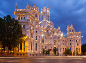Palácio de Cibeles iluminado ao anoitecer em Madri