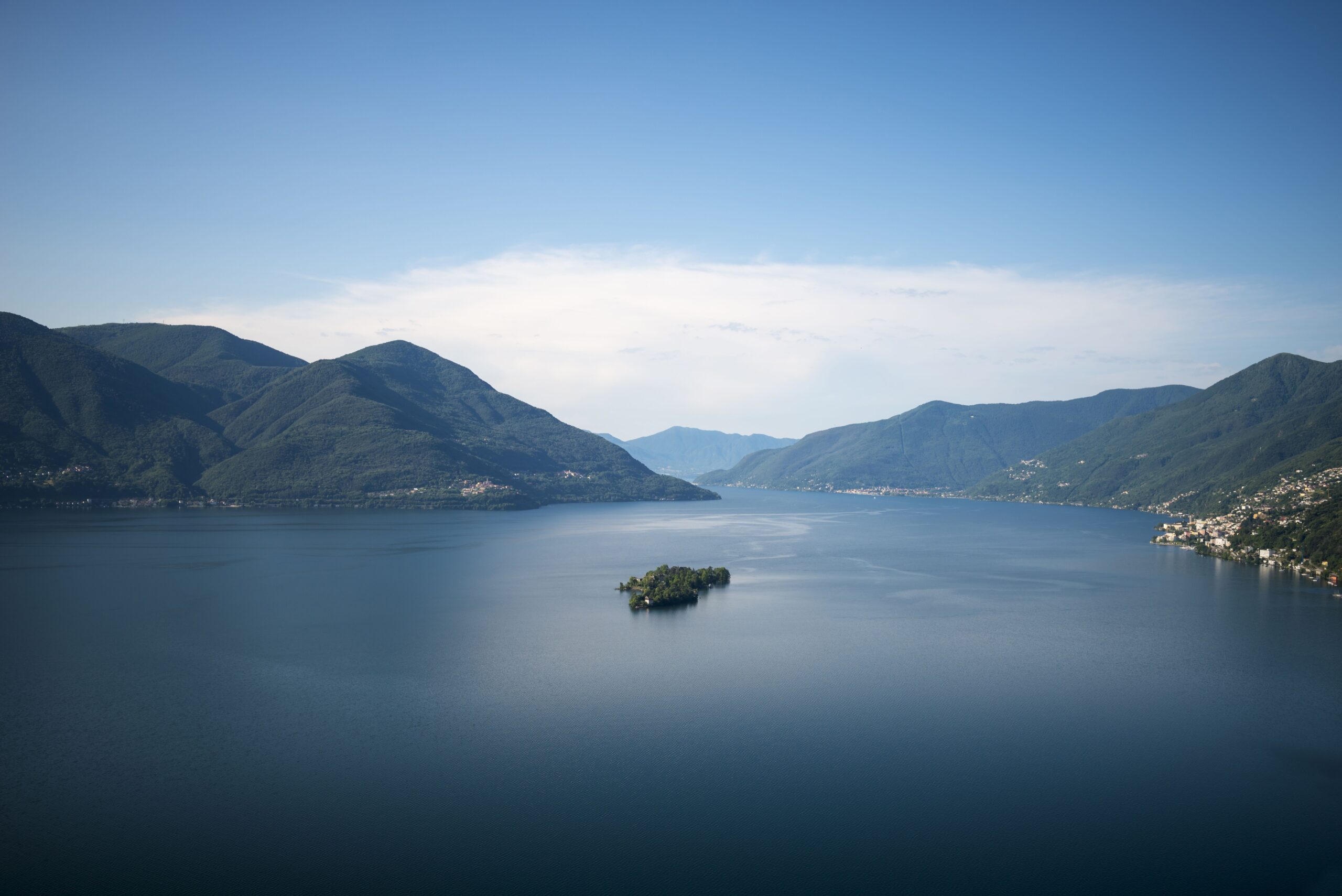 Vista panorâmica de lago com montanhas ao fundo